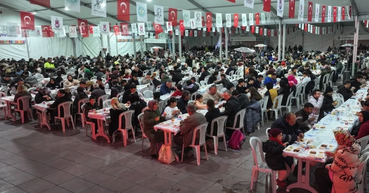 Manisa'da Ramazan bereketi: 4 bin kişiye iftar yemeği dağıtıldı