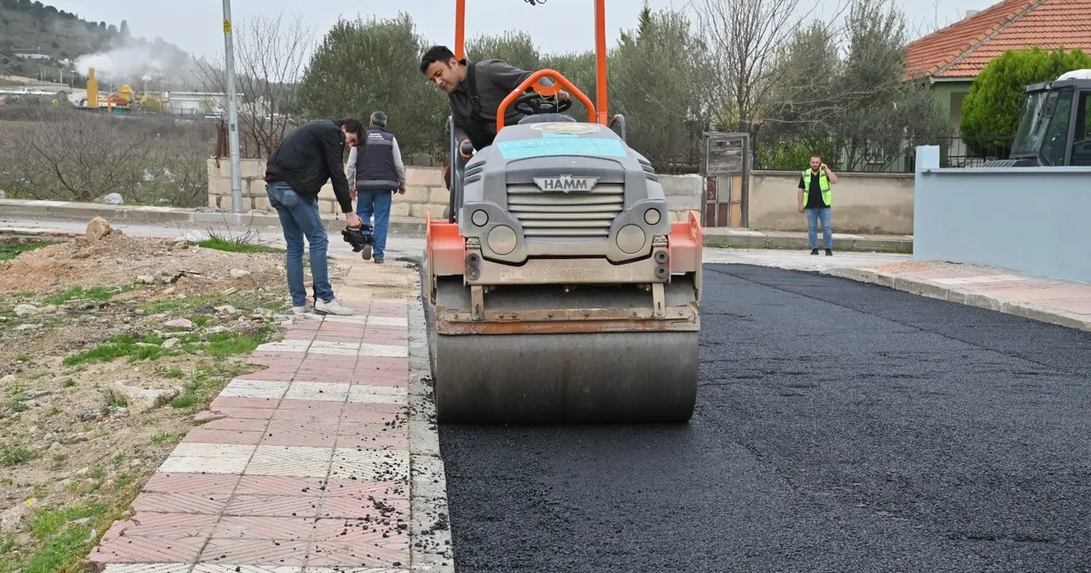 Manisa'da Turgut Özal Mahallesi’nin yollarını yeniliyor
