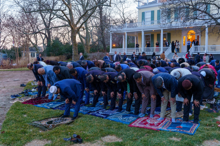 Müslümanlar, New York Belediye Başkanı'nın iftar yemeğini protesto etti