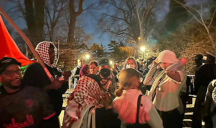 Müslümanlar, New York Belediye Başkanı'nın iftar yemeğini protesto etti