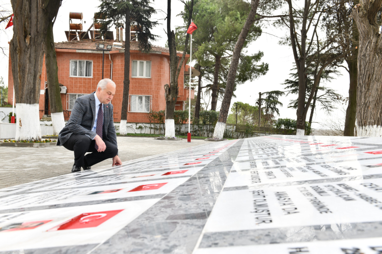 Mustafakemalpaşa'da şehitlik 18 Mart için yenilendi