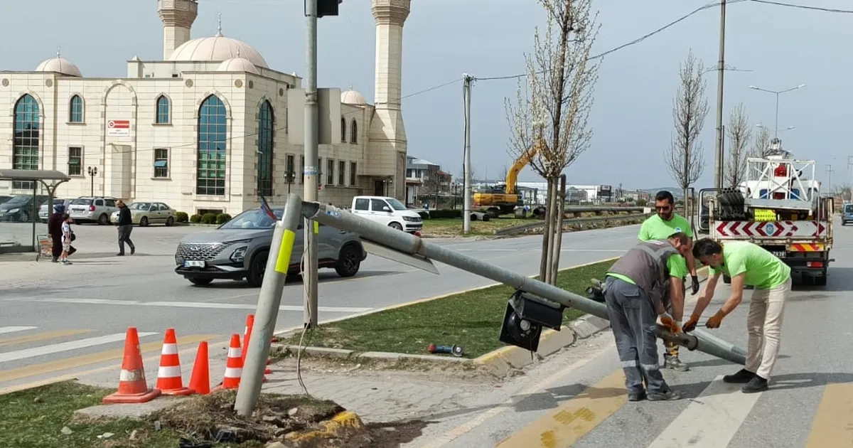 Sakarya'da kullanılamaz hale gelen trafik ışığına hızlı müdahale!