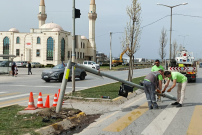 Sakarya'da kullanılamaz hale gelen trafik ışığına hızlı müdahale!