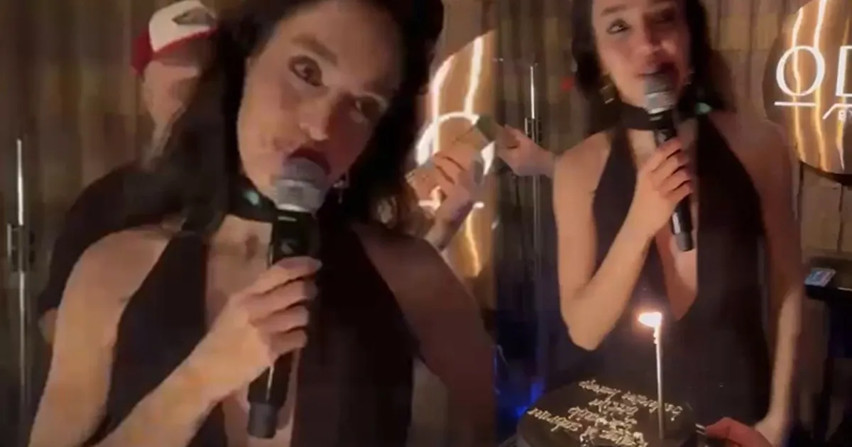 Aybüke Albere’ye sahnede pasta sürprizi