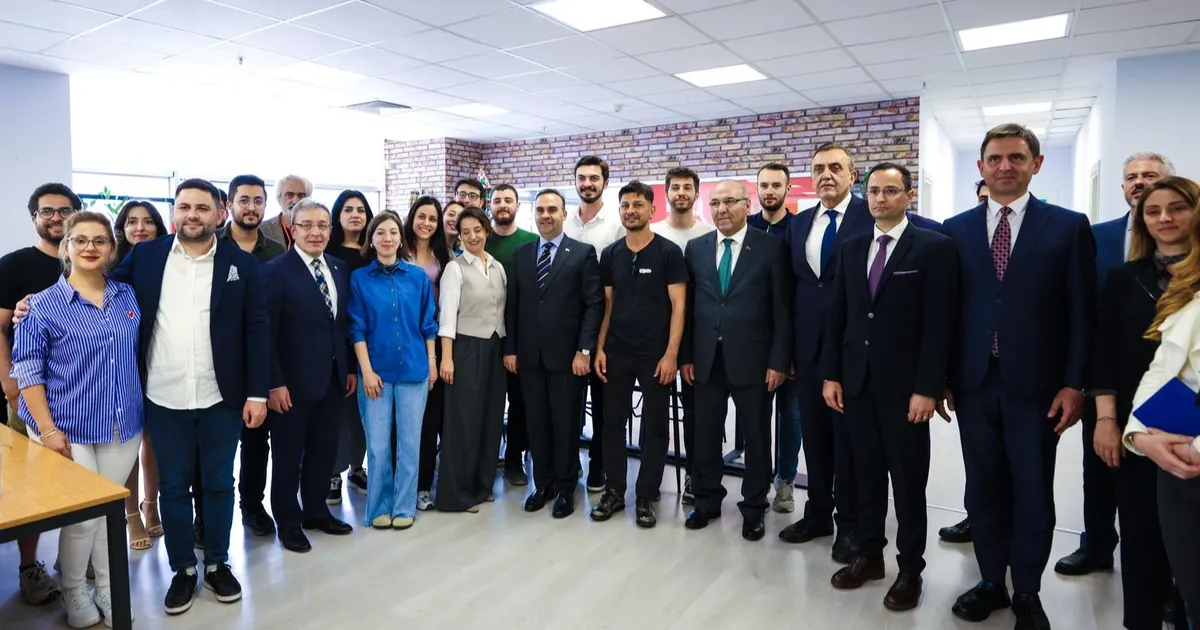 Bakan Kacır, DEÜ’lü girişimcilerle bir araya geldi