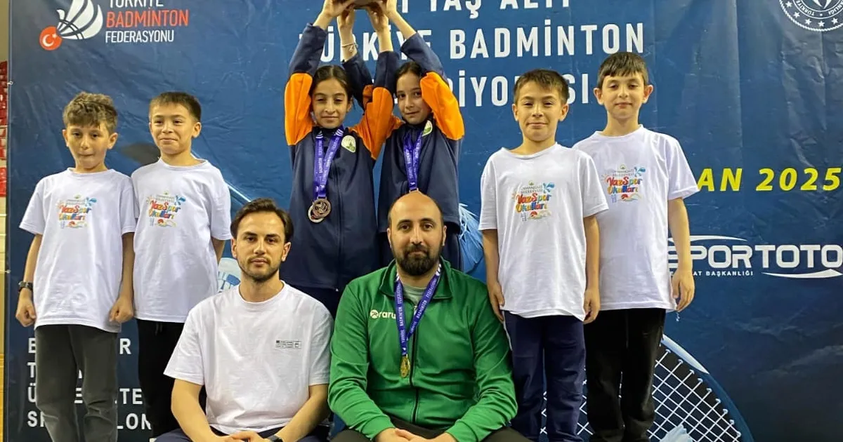 Bursa Osmangazi Belediyespor’un genç badmintoncuları göz doldurdu
