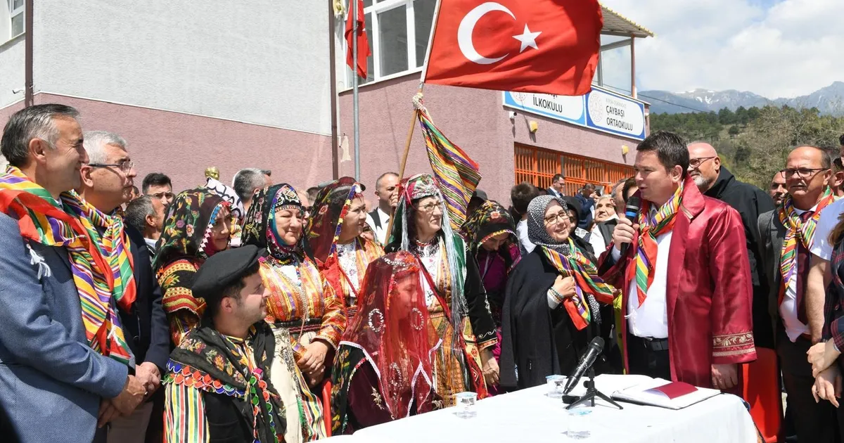 Bursa Osmangazi’de asırlık köy düğünü fethettti!