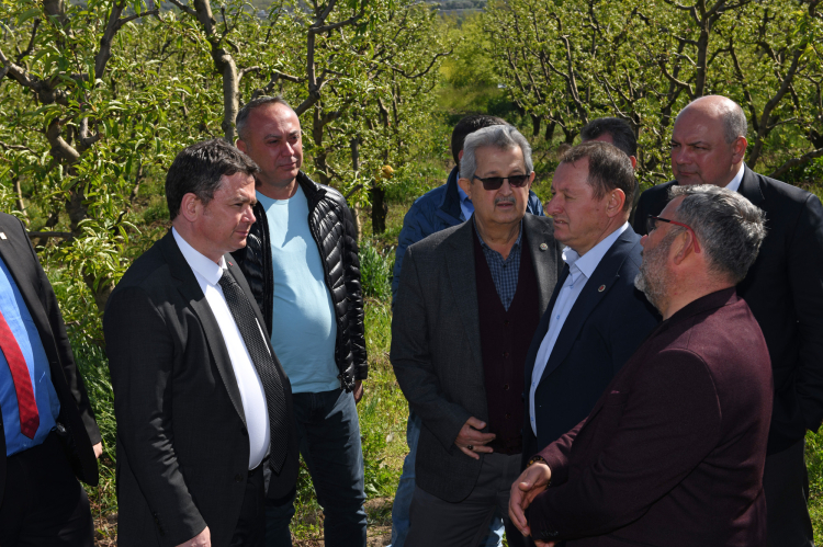Bursa Osmangazi'de Başkan Aydın çiftçilerin yanında