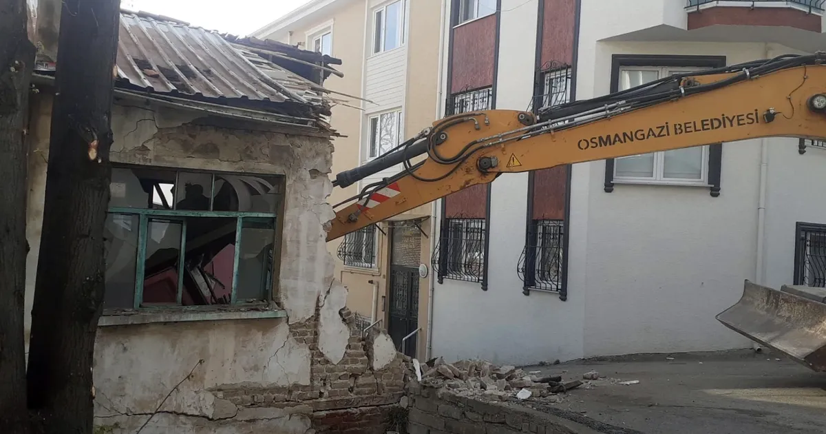 Bursa Osmangazi’de metruk yıkımlar sürüyor