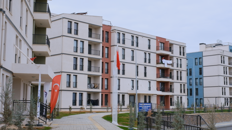 Depremzede aile bayramı yeni evlerinde karşıladı