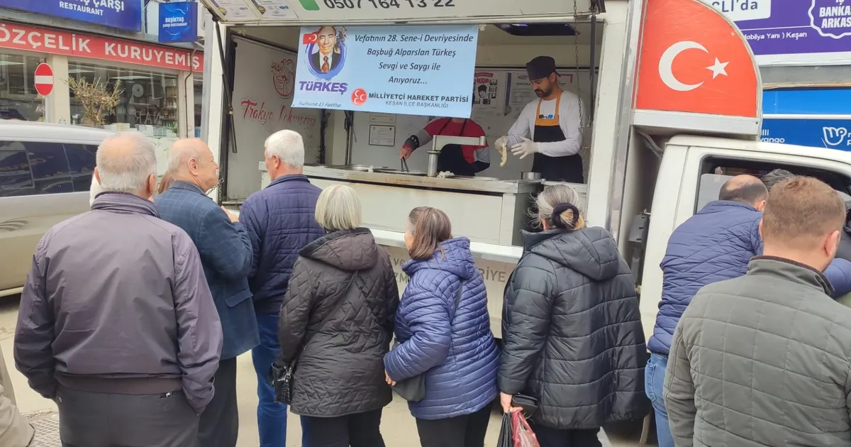 Edirne Keşan'da MHP'den Türkeş'e hayır lokması