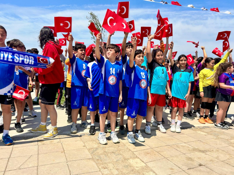 İzmirli minikler Hentbol Şenliği’nde buluştu