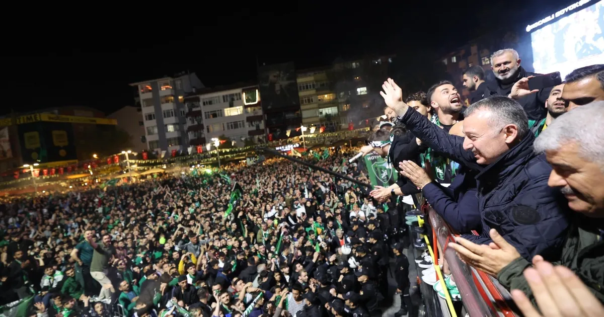 İzmit Kent Meydanı’nda tarihi kutlama
