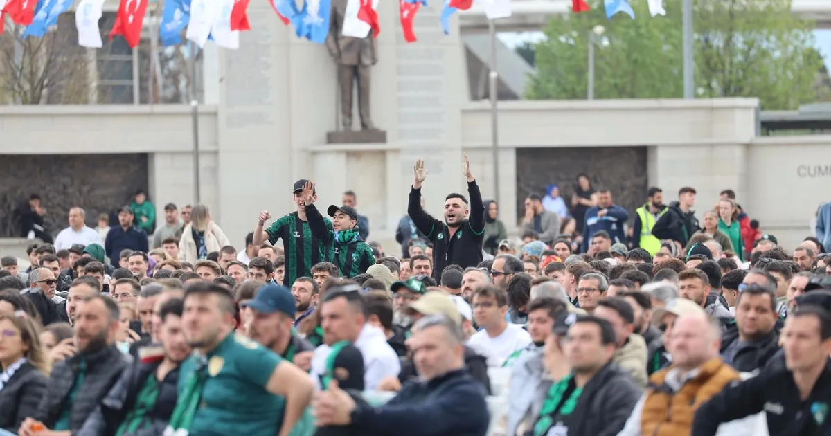 İzmit Kent Meydanı’nda yeşil-siyah heyecan