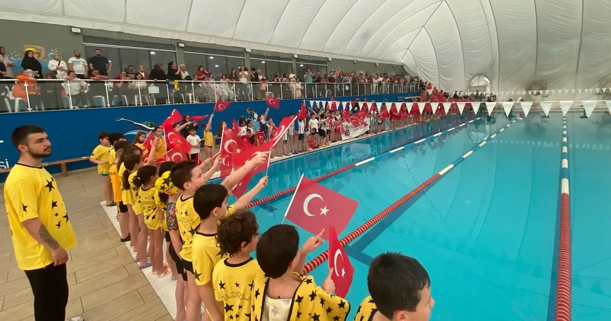 Kocaeli İzmit’te 23 Nisan’a özel yüzme yarışı