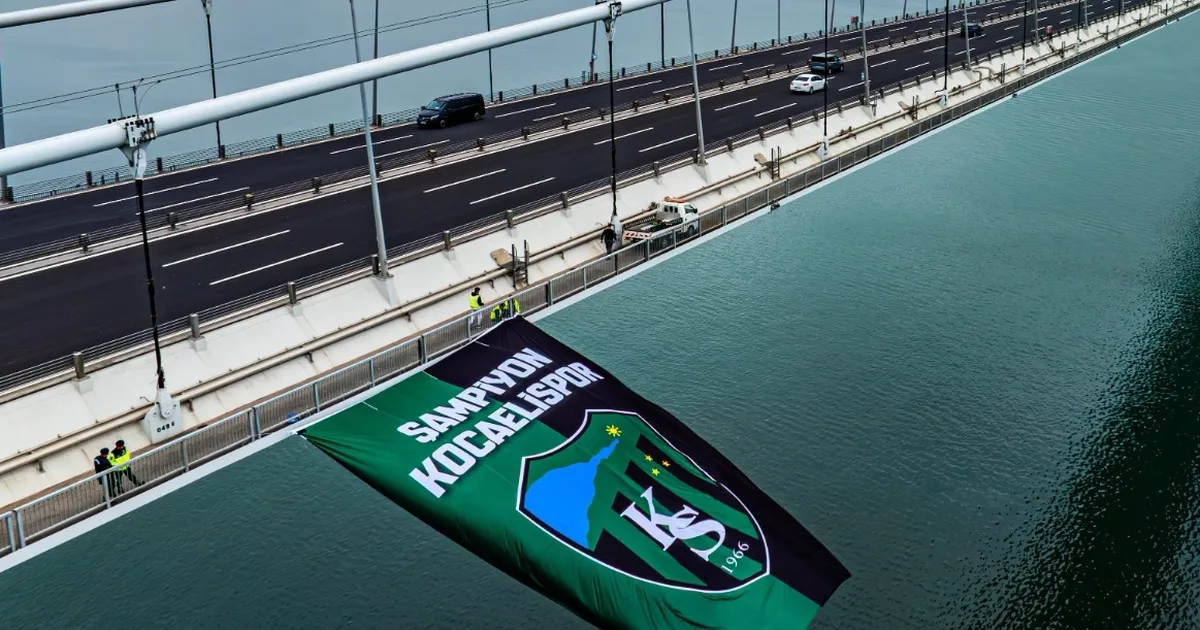 Kocaelispor bayrağı, Osmangazi Köprüsü’ne asıldı!