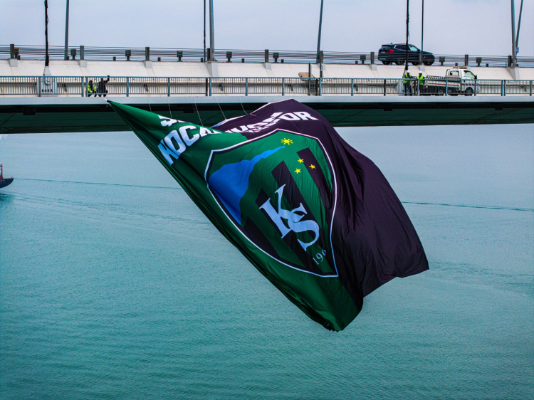 Kocaelispor bayrağı, Osmangazi Köprüsü’ne asıldı!