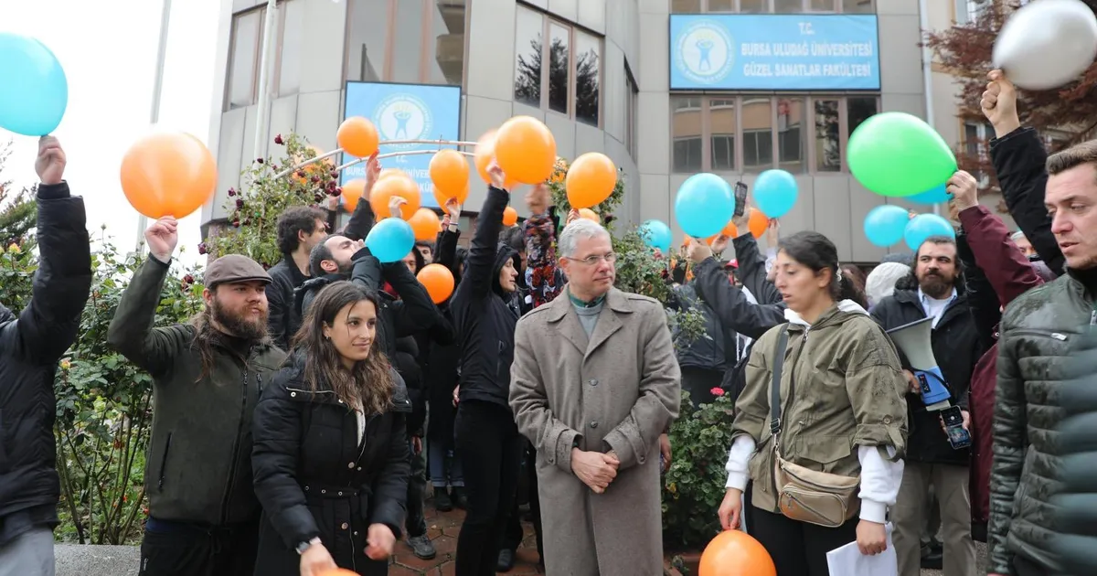 Mudanya’da gençlerden tutuklu öğrencilere ‘balonlu’ destek