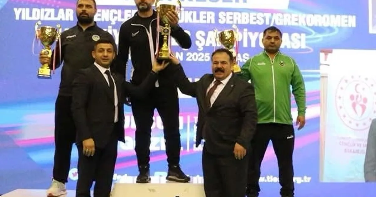 Sakarya’nın güreşçileri Sivas’ta şampiyon oldu