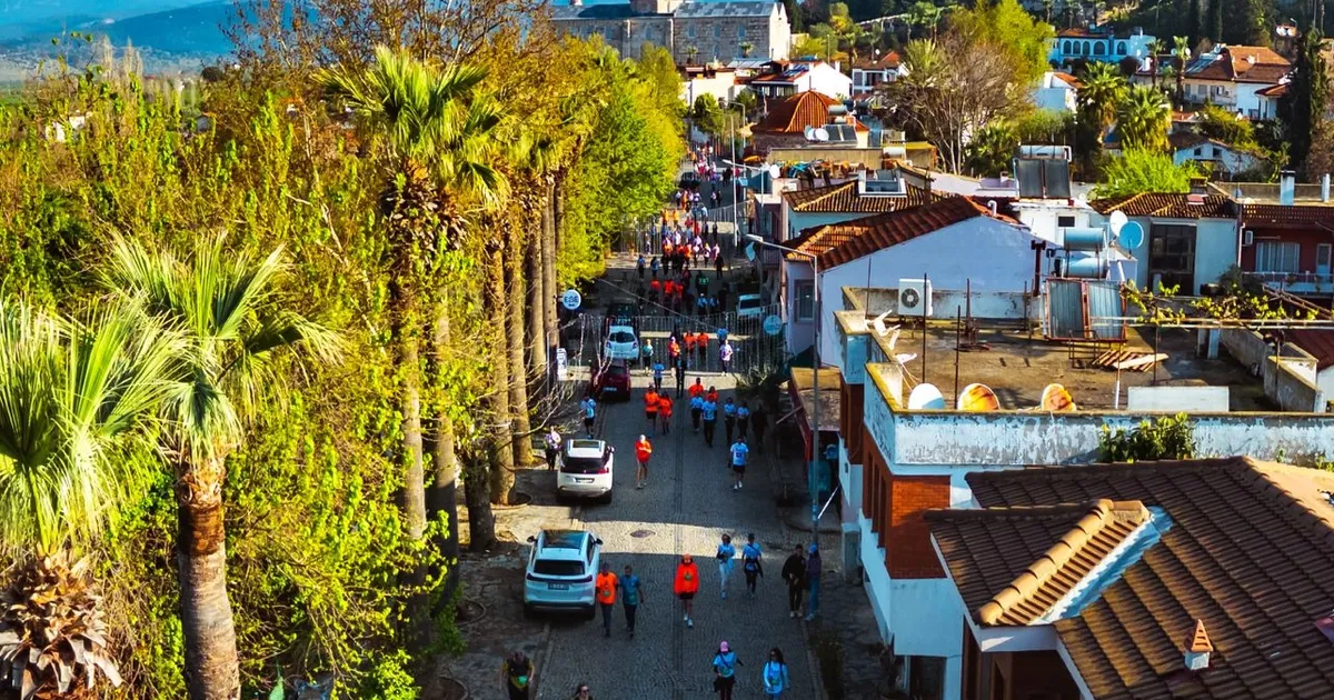 Yüzlerce sporcu İzmir Efes'te dünya mirasına koştu
