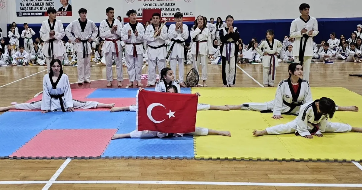 293 Gölcük Belediyespor taekwondo sporcusu kuşak atladı
