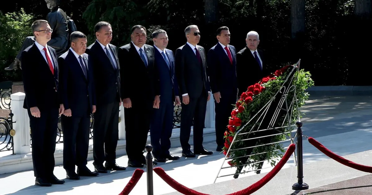Bakan Yerlikaya'dan Bakü'de Aliyev’in kabrine ziyaret