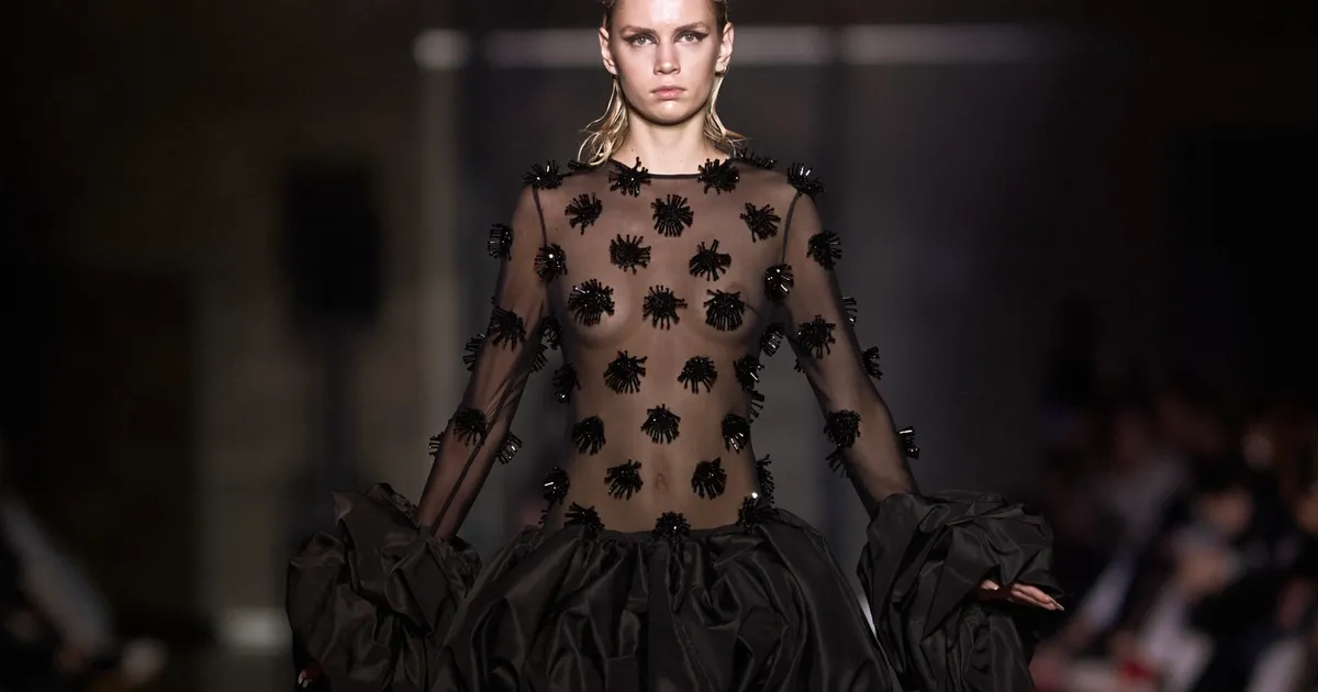 Bakü Fashion Week'te tüm gücüyle 'siyah' sahnede!