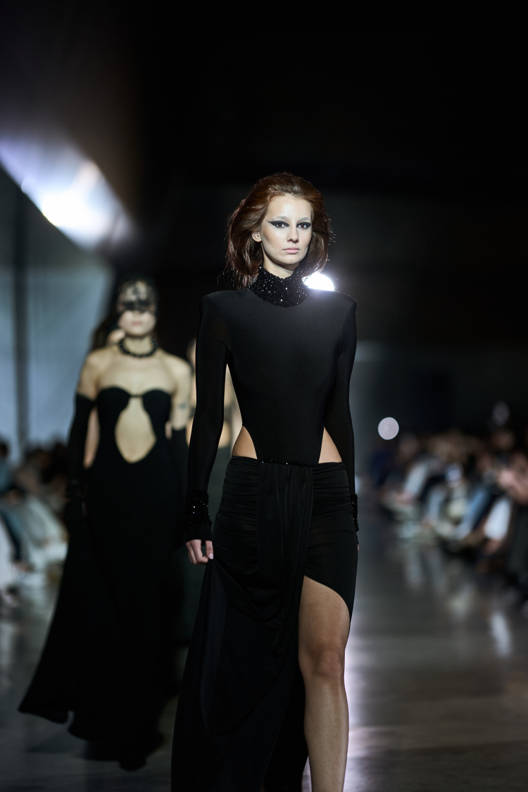 Bakü Fashion Week'te tüm gücüyle 'siyah' sahnede!