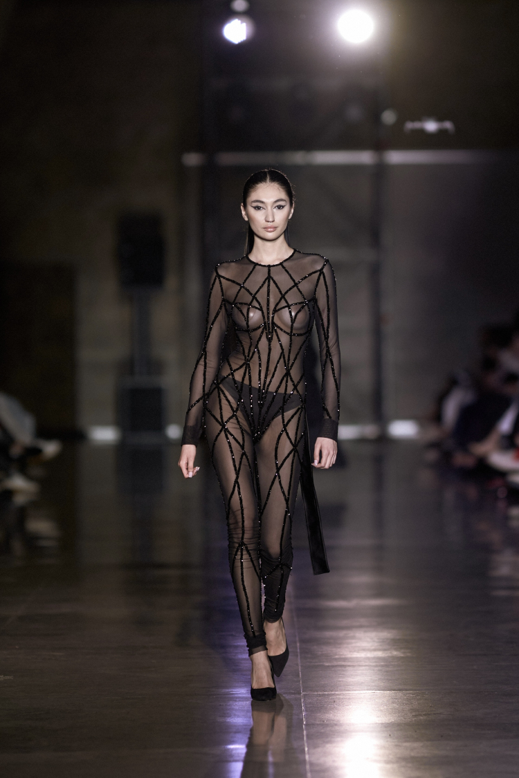 Bakü Fashion Week'te tüm gücüyle 'siyah' sahnede!