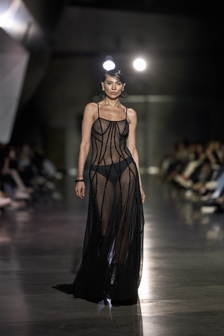 Bakü Fashion Week'te tüm gücüyle 'siyah' sahnede!