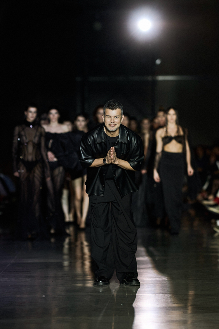 Bakü Fashion Week'te tüm gücüyle 'siyah' sahnede!