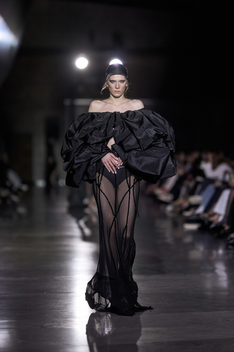 Bakü Fashion Week'te tüm gücüyle 'siyah' sahnede!