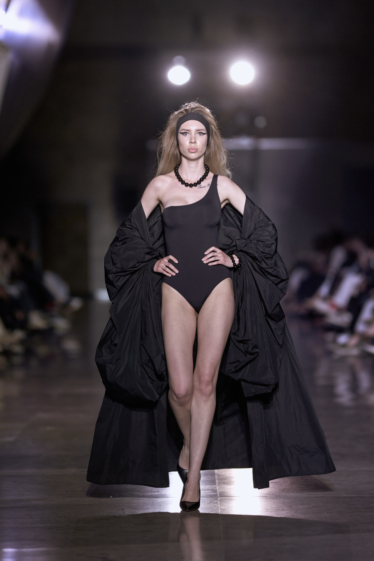 Bakü Fashion Week'te tüm gücüyle 'siyah' sahnede!
