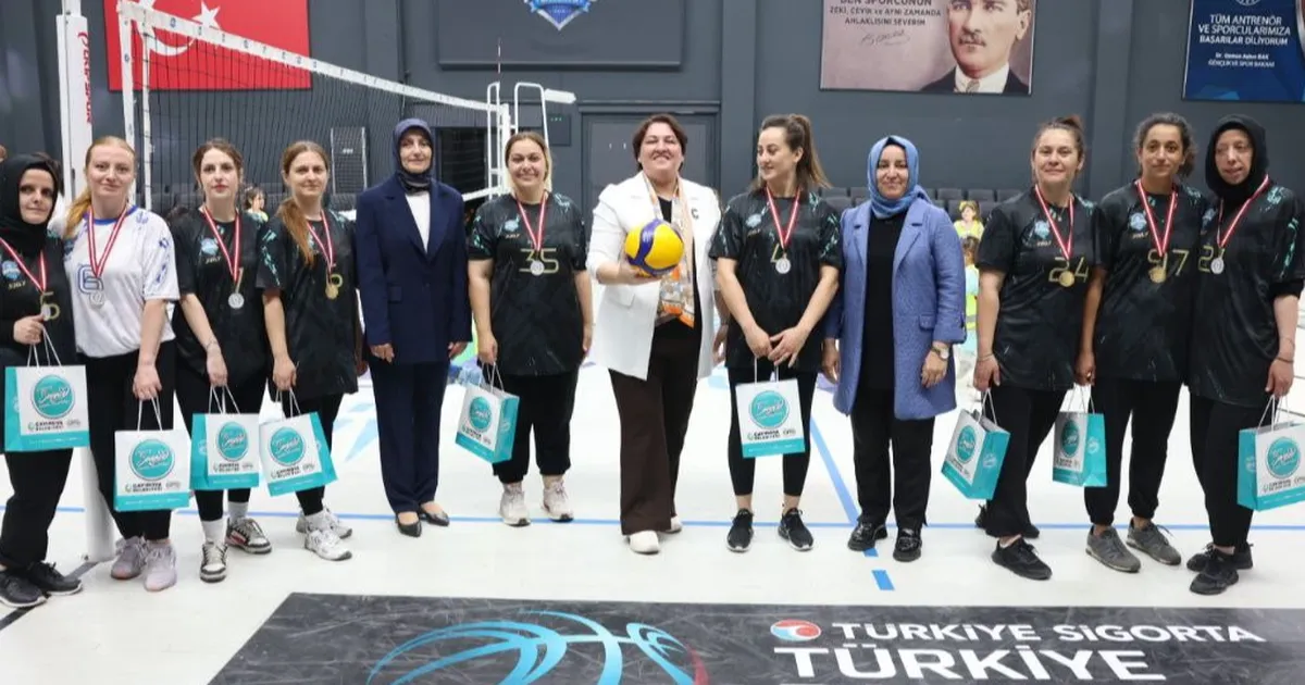 Bilgievi kursiyerleri, voleybol maçında hünerlerini konuşturdu