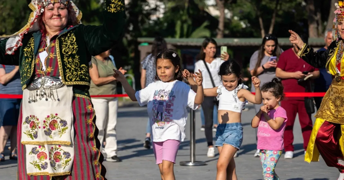 Bornova Halk Dansları Festivali coşkuyla başladı