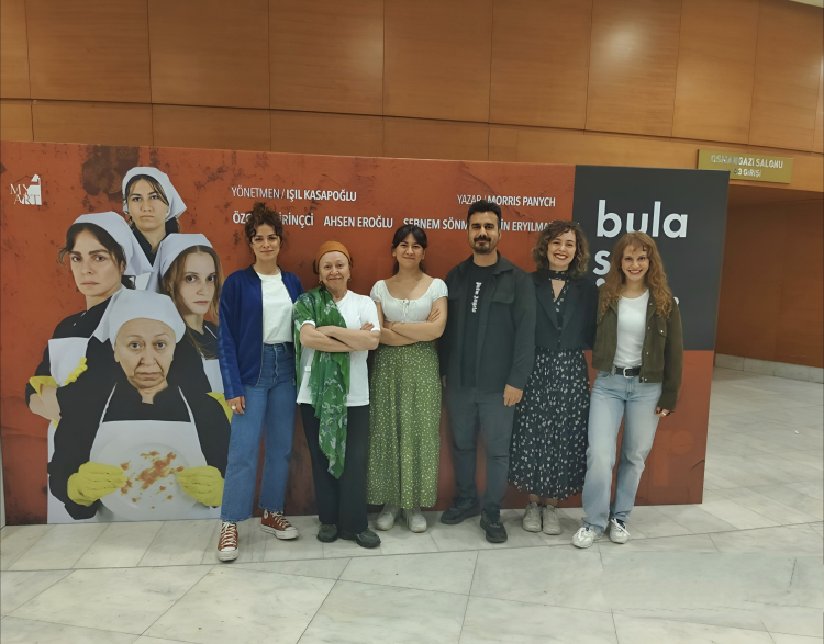 'Bulaşıkçılar' 1 Mayıs’ta Bursa’da sahnelendi... Kadın oyuncular işçi emeğini anlattı