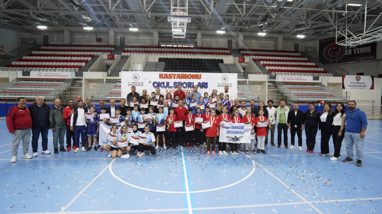 Bursa Osmangazili badmintonculardan namağlup şampiyonluk