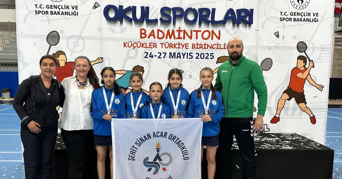 Bursa Osmangazili badmintonculardan namağlup şampiyonluk