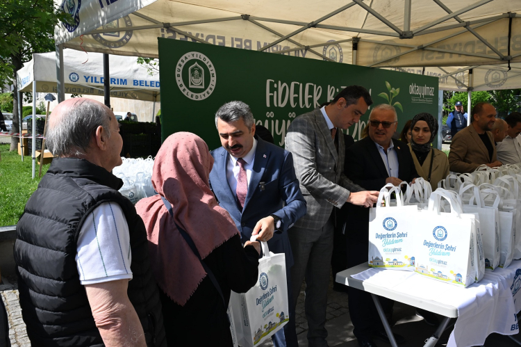 Bursa Yıldırım'da vatandaşa 50 bin fide dağıtıldı