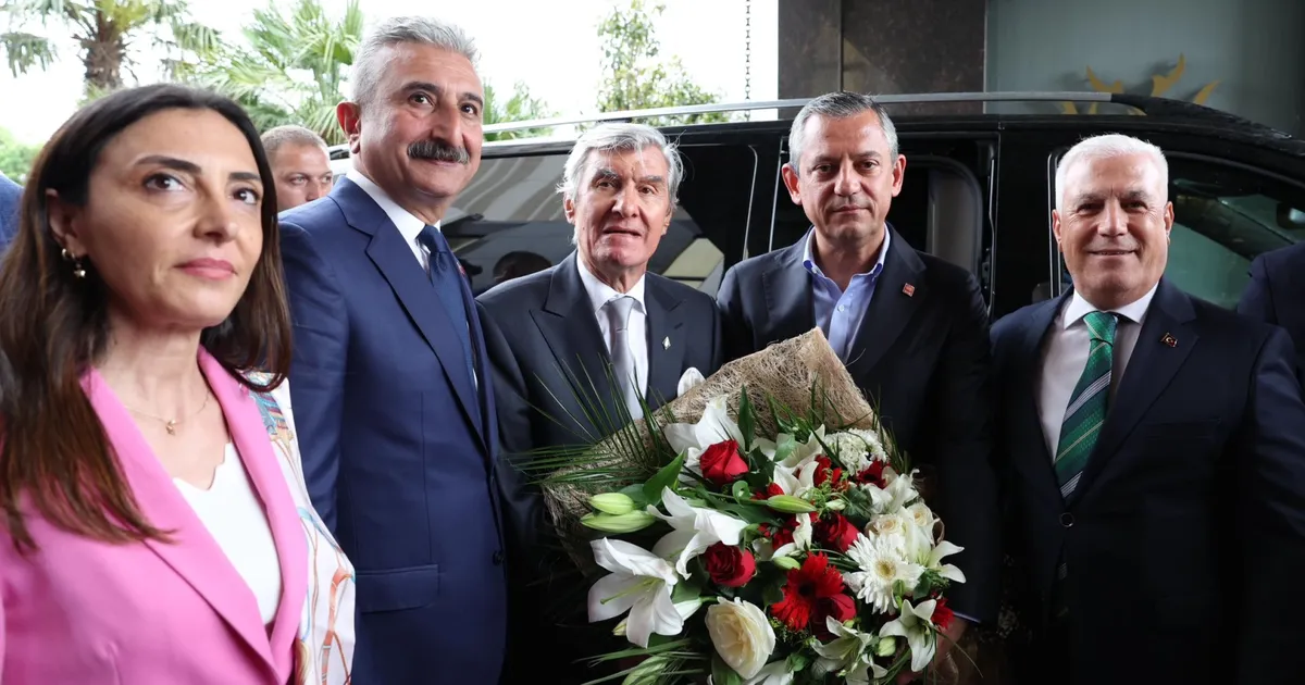 Bursa’da CHP lideri Özgür Özel’e coşkulu karşılama