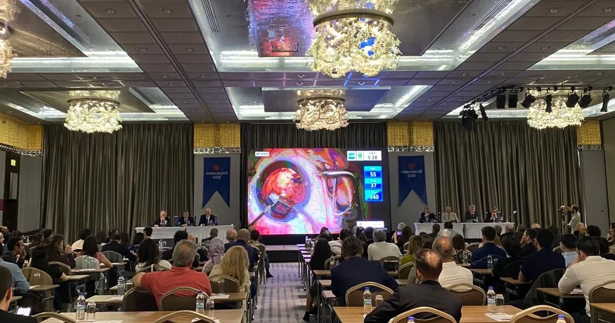 Bursa'da göz cerrahlarından canlı ameliyat