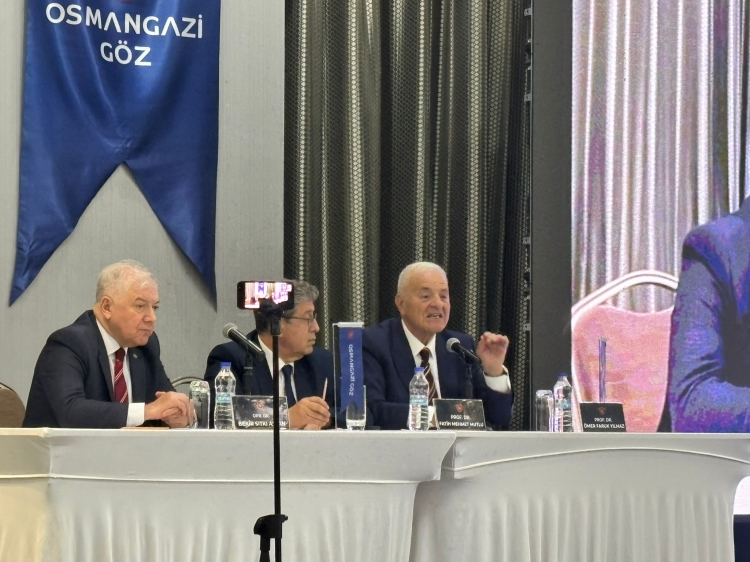 Bursa'da göz cerrahlarından canlı ameliyat