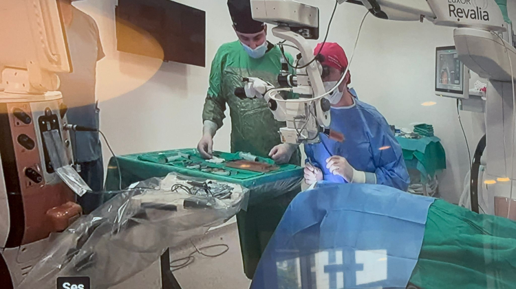 Bursa'da göz cerrahlarından canlı ameliyat