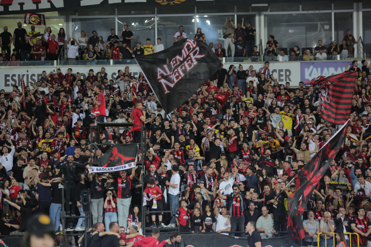 Eskişehirspor şampiyonluğunu sahada kutladı
