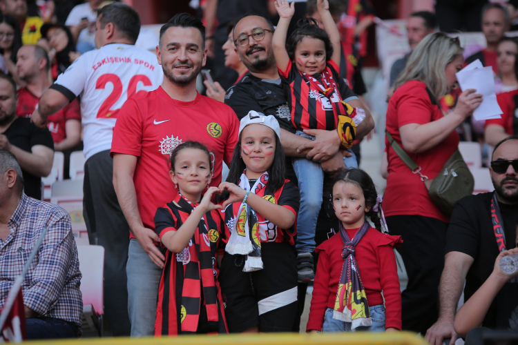 Eskişehirspor şampiyonluğunu sahada kutladı