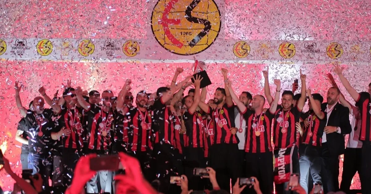 Eskişehirspor şampiyonluğunu sahada kutladı