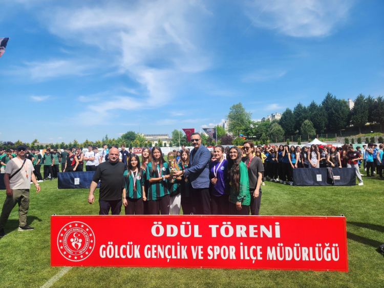 Gölcük 19 Mayıs şampiyonlarını ödüllendirdi