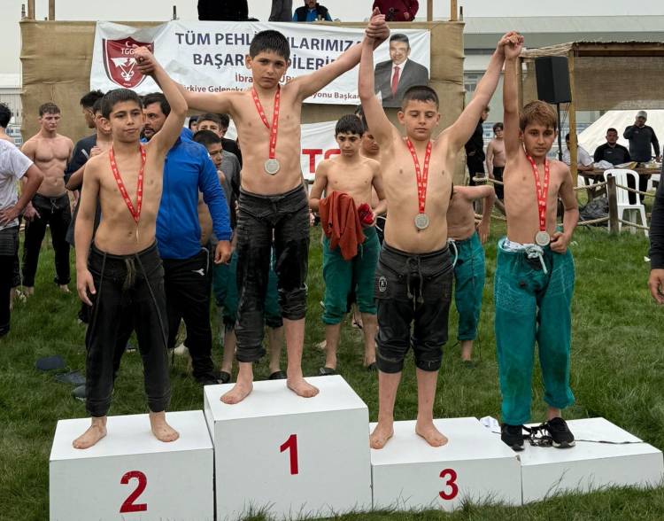 Gölcük Belediyespor pehlivanları başarıya doymuyor