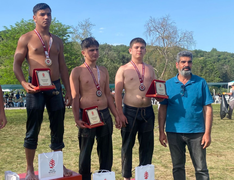 Gölcük Belediyespor pehlivanları başarıya doymuyor