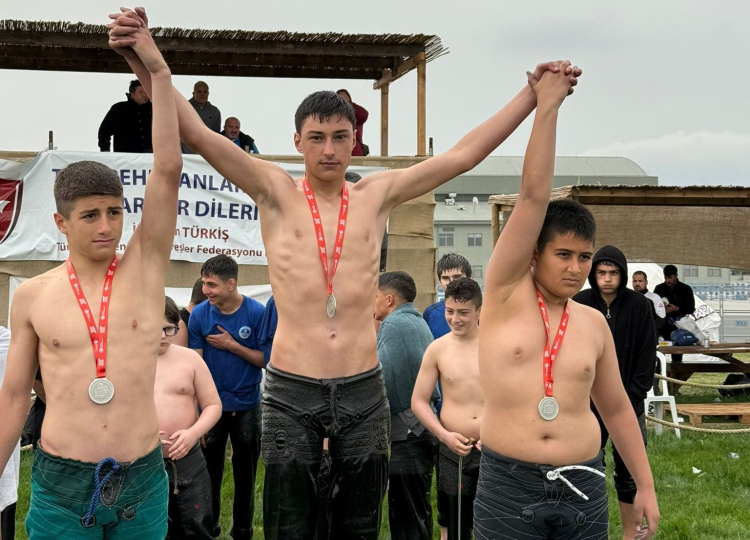 Gölcük Belediyespor pehlivanları başarıya doymuyor
